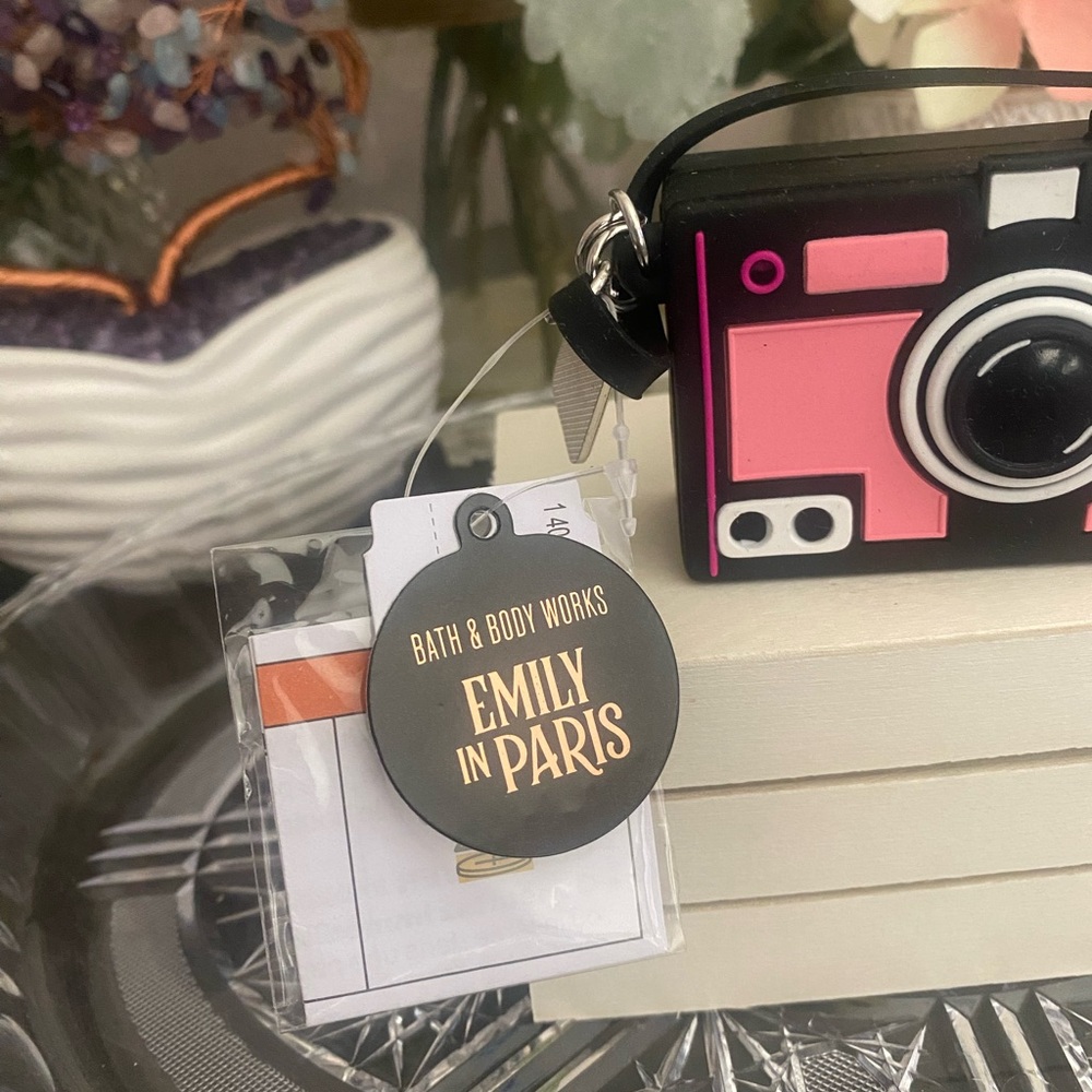 🆕📷 BATH & BODY WORKS EMILY IN PARIS  “VINTAGE CAMERA” POCKETBAC HOLDER. NEW! - Picture 4 of 10